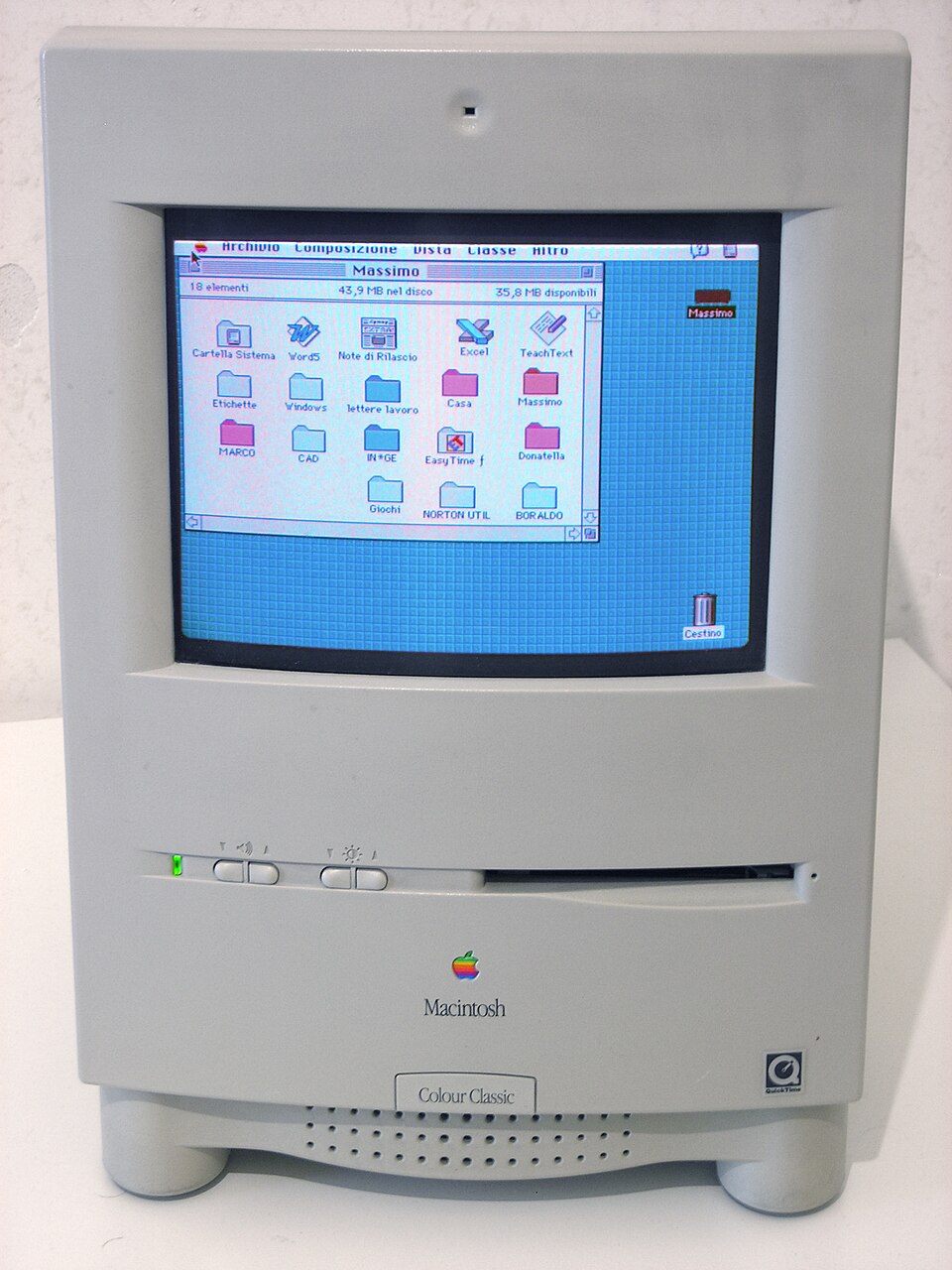 Macintosh Color Classic running a color System 7 desktop